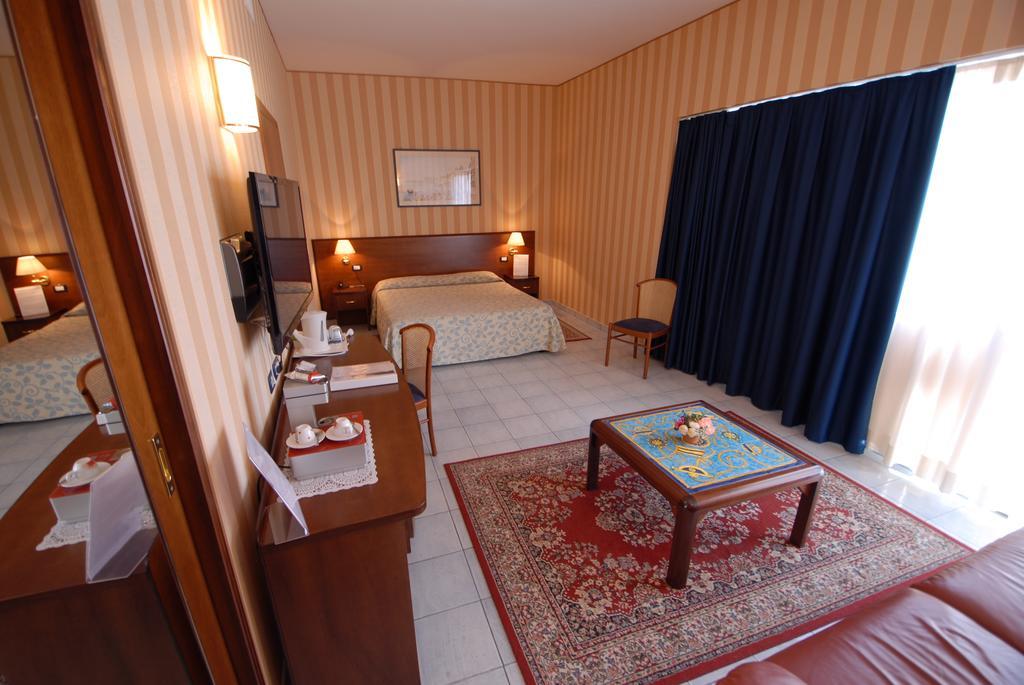 טרצ'ינה Grand Hotel L'Approdo חדר תמונה